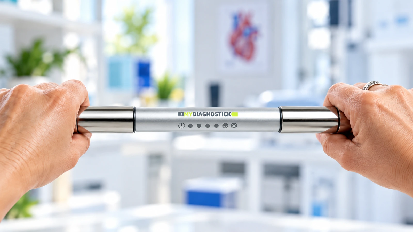 Prise du dispositif MyDiagnostick dans les deux mains